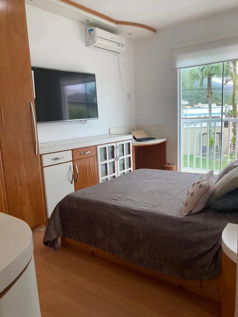 CASA EM CONDOMÍNIO FECHADO