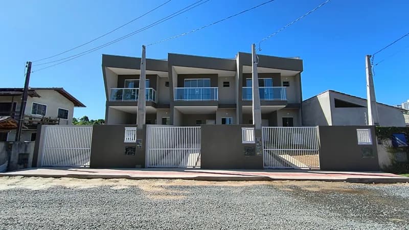 Casa 2 dorm. em Centro, Balneário Piçarras/SC · destaque | Família Broker