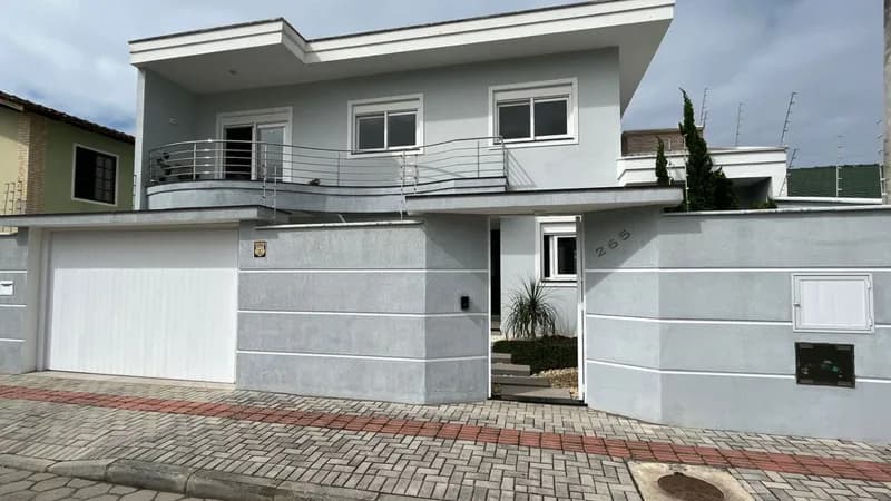 Casa 4 dorm. em Centro, Balneário Piçarras/SC · destaque | Família Broker